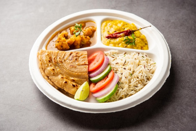 Indiase mini maaltijdpakketschotel of combo thali met Gobi Masala roti dal tarka jeera rijstsalade