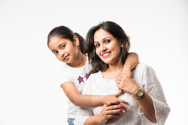 Indiase moeder dochter op witte achtergrond knuffelen, zoenen, rijden, vliegen, wijzen, presenteren op witte achtergrond