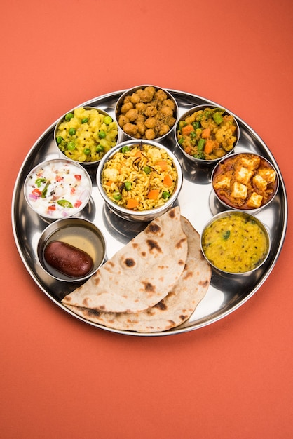 Indiase of hindoeïstische Veg Thali, ook bekend als voedselschotel, is een complete lunch- of dinermaaltijd, close-up, selectieve focus