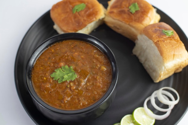 Indiase Pav bhaji, fastfood gerecht uit Mumbai, groentecurry geserveerd met een zacht broodje