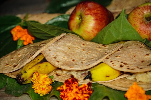 Indiase pooja-afbeeldingen met voedselfruit en meer