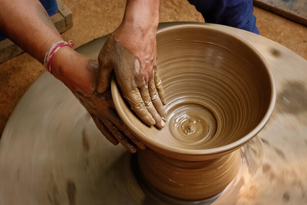Indiase pottenbakker aan het werk Shilpagram Udaipur Rajasthan India
