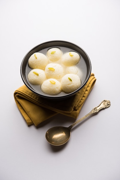 Indiase Rasgulla of Rosogulla dessert zoet geserveerd in een kom. selectieve focus