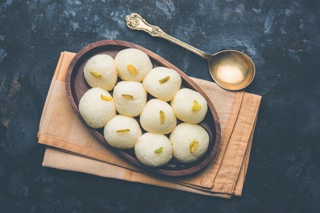 Indiase Rasgulla of Rosogulla dessert zoet geserveerd in een kom. selectieve focus