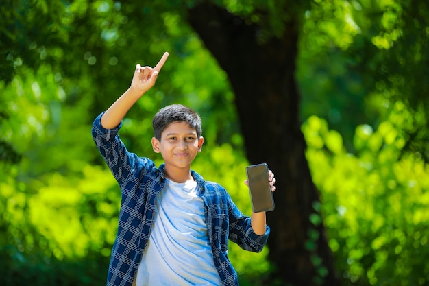 Indiase schattig kind weergegeven: smartphone