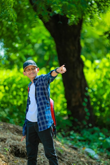 Indiase schattige schooljongen met rugzak