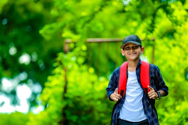 Indiase schattige schooljongen met rugzak