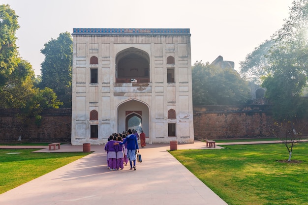 Indiase schoolmeisjes in de buurt van de Humayun's Tomb gate, New Dehli, India.