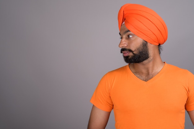 Indiase Sikh man met tulband en oranje shirt