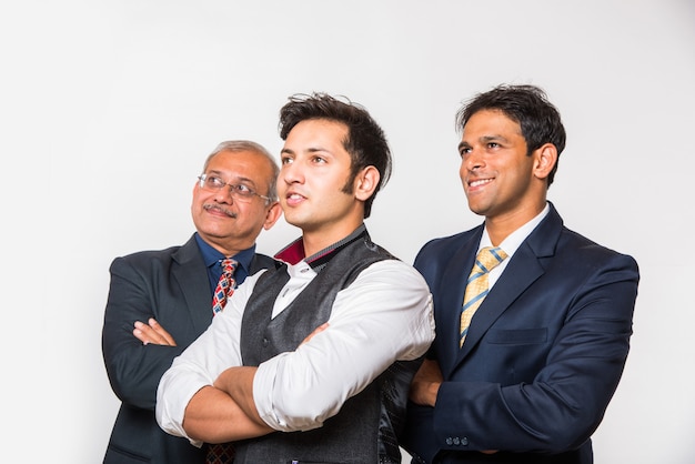 Indiase slimme zakenmensen of advocaat in pak staan als een team, geïsoleerd op een witte achtergrond, kijkend naar de camera
