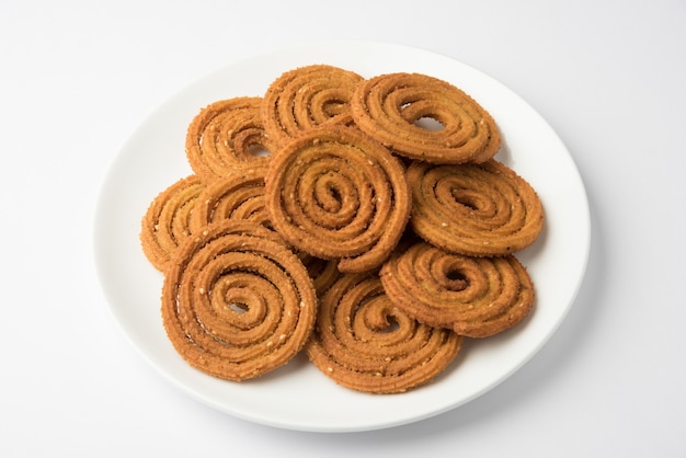 Indiase snack Chakli of chakali gemaakt van frituurdelen van een linzenmeeldeeg, diwali-snacks of voedsel