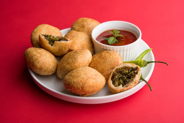 Indiase speciale traditionele matar of groene erwten Kachori geserveerd met tomatensaus en hete thee