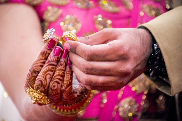 Foto indiase stellen tonen verlovingsringen