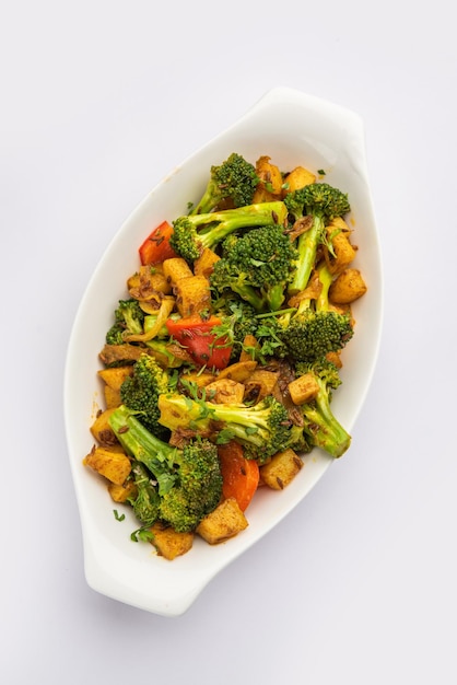 Indiase stijl Broccoli En Aloo Poriyal of Zuid-Indiase Broccoli En Aardappel Roerbak Groente Recept