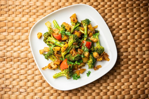 Indiase stijl broccoli en aloo poriyal of zuid-indiase broccoli en aardappel roerbak groente recept