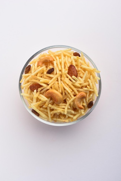 Indiase stijl gefrituurde snacks falahari chivda Chewda chivda of mengsel namkeen met droog fruit