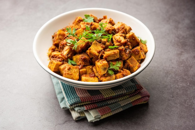 Indiase stijl Suran sabzi of Jimikand sabji ook bekend als Elephant Foot Yam of Ole roergebakken recept