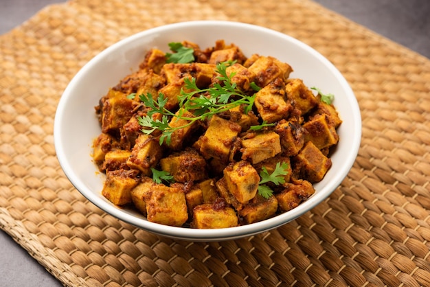 Indiase stijl Suran sabzi of Jimikand sabji ook bekend als Elephant Foot Yam of Ole roergebakken recept