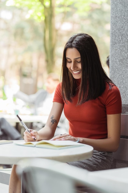 Indiase student die taal leert, zich voorbereidt op een examen, zit op een universiteitscampus.