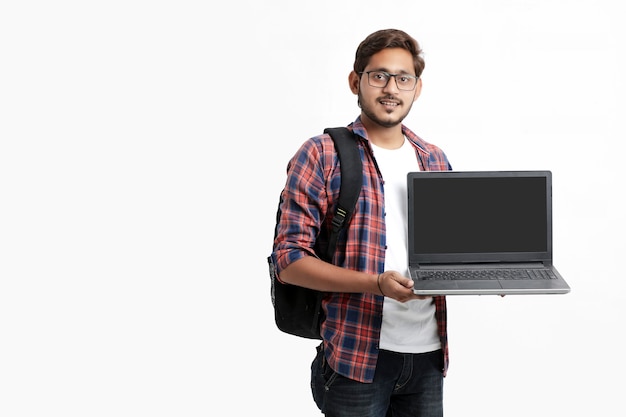 Indiase student laptop scherm tonen op witte muur