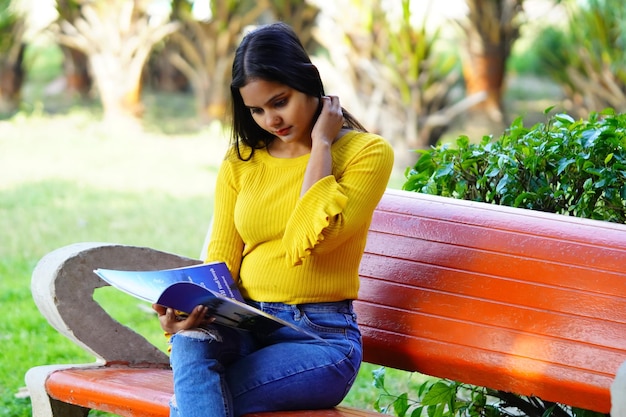 Indiase student met boeken