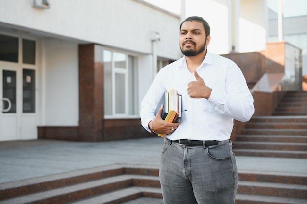 Indiase student met rugzak met boeken op zonnige dag