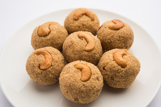 Indiase sweet rava laddu of rawa laddoo of griesmeel zoete ballen ook bekend als suji ladoo