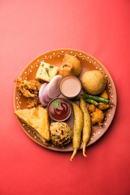 Indiase theetijdsnacks in groep omvatten Veg Samosa, Kachori, kachaudi, aloo bonda, khaman dhokla, brood, ui, chili en moong pakora, pakoda, bhaji, bhajji, Bhajiya, bajji met sauzen