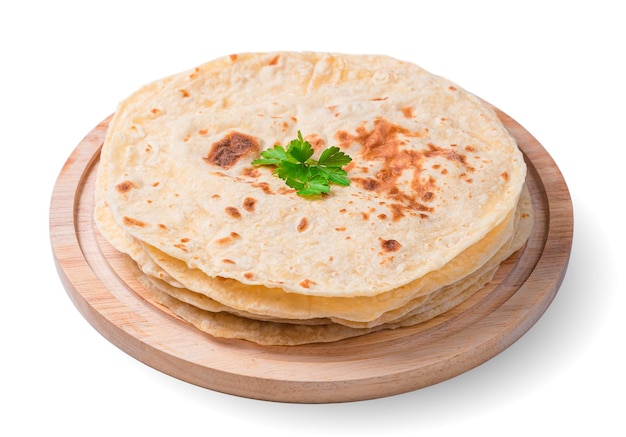 Foto indiase traditionele chapati tortilla's met verse kruiden zijn close-up geïsoleerd op een witte achtergrond