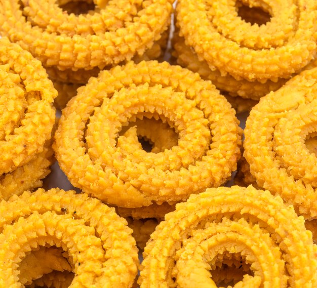 Indiase traditionele gefrituurde snackchakli