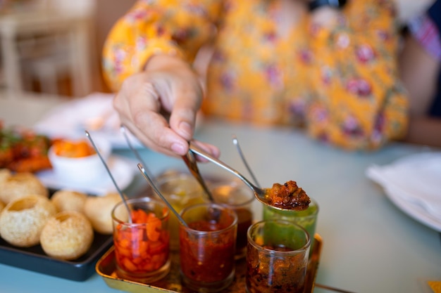 Indiase traditionele gerechten Set van chutney Chaat en Sev Puri zoete dadel tamarinde koriander mint groene rode chili knoflook mango