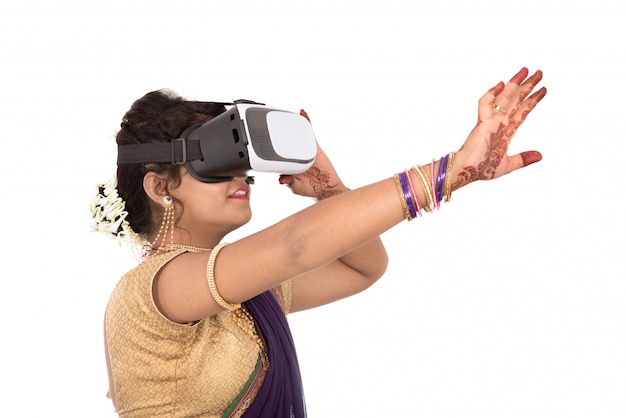 Indiase traditionele jonge vrouw in saree op zoek via VR-apparaat