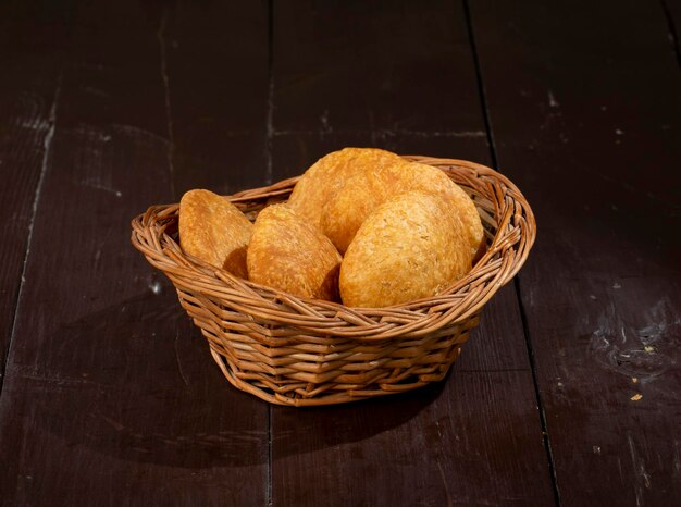 Indiase traditionele Kachori ook bekend als Kachauri of Kachodi gevulde Kachori met gecondenseerde aardappel