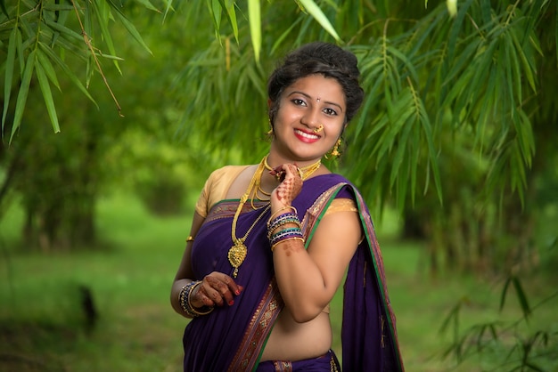 Indiase traditionele mooi jong meisje in saree poseren buitenshuis