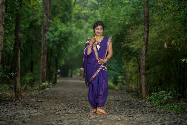 Indiase traditionele mooi jong meisje in saree poseren buitenshuis