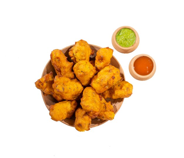 Indiase traditionele Paneer Pakora snacks op witte achtergrond