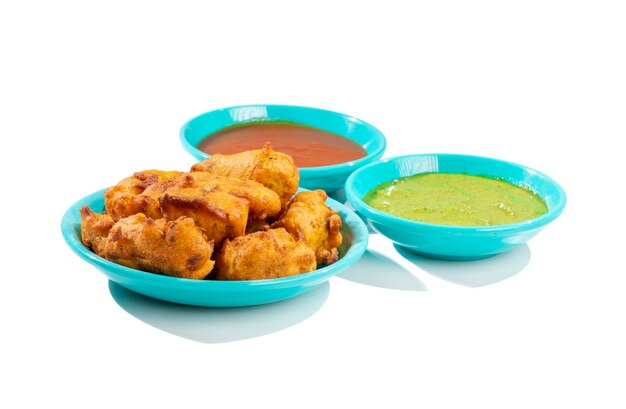 Indiase traditionele Paneer Pakora snacks op witte achtergrond