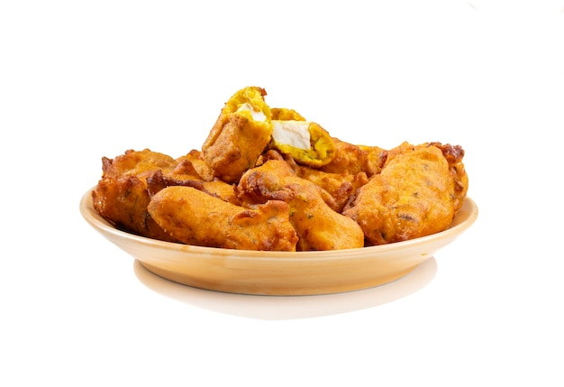 Indiase traditionele Paneer Pakora snacks op witte achtergrond