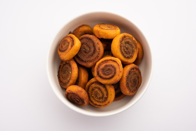 Indiase traditionele smakelijke snack Bhakarwadi ook bekend als Bakarwadi, Bakarvadi, BhakarVadi of Bakar Wadi. Geserveerd in een bord of kom