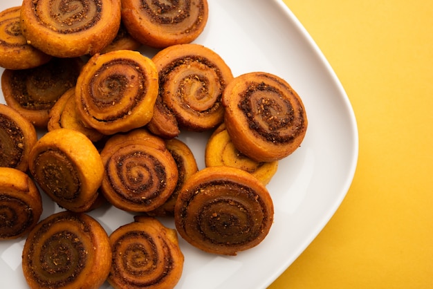 Indiase traditionele smakelijke snack Bhakarwadi ook bekend als Bakarwadi, Bakarvadi, BhakarVadi of Bakar Wadi. Geserveerd in een bord of kom