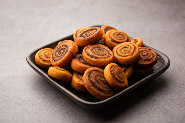 Indiase traditionele smakelijke snack Bhakarwadi ook bekend als Bakarwadi, Bakarvadi, BhakarVadi of Bakar Wadi. Geserveerd in een bord of kom