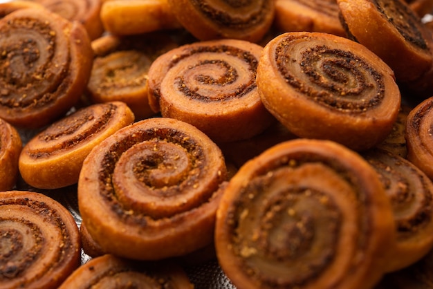 Indiase traditionele smakelijke snack Bhakarwadi ook bekend als Bakarwadi, Bakarvadi, BhakarVadi of Bakar Wadi. Geserveerd in een bord of kom