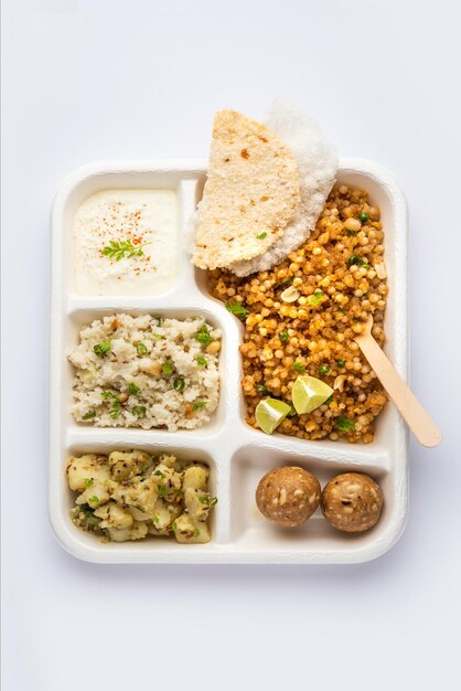 Indiase Upwas thali vasten voedsel plate of thali voor thuislevering of takeaway pakket voor elke Vrat
