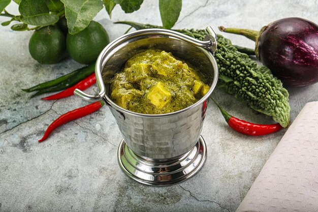 Indiase veganistische keuken palak paneer kaas met spinazie