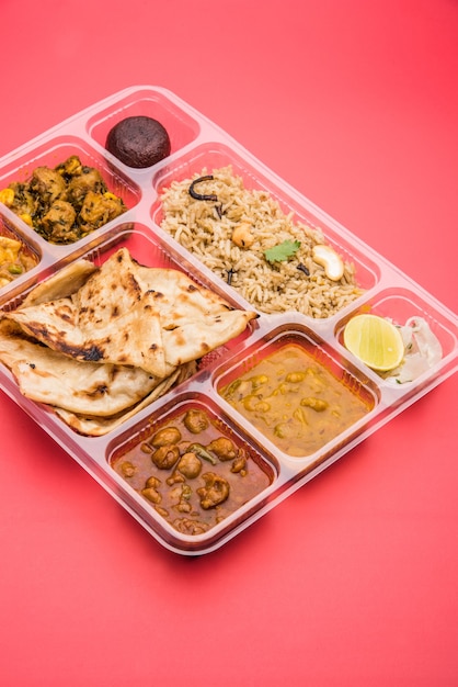 Indiase vegetarische thali of foodplate voor pakket of thuisbezorgd