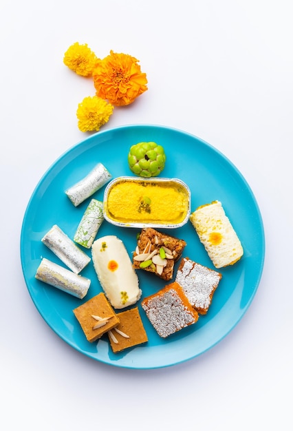 Indiase verscheidenheid aan zoete mithai barfi in een groep