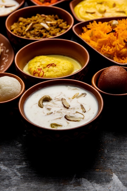 Indiase visschotel of thali - populair zeevruchten, niet-vegetarische maaltijd uit Mumbai, Konkan, Maharashtra, Goa, Bengalen, Kerala geserveerd in een stalen plaat of over bananenblad