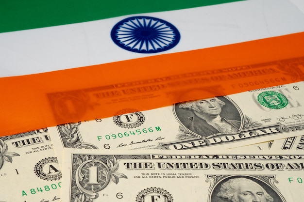 Indiase vlag op Amerikaanse dollar biljetten