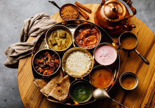 Foto indiase voedselplateau of indiase thali zuid-indiase thali