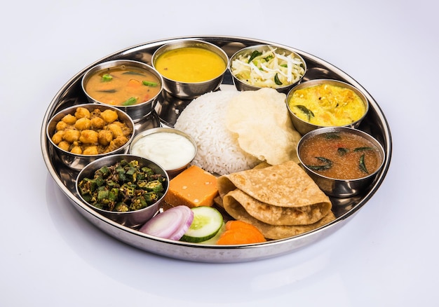 Foto indiase voedselplateau of indiase thali zuid-indiase thali